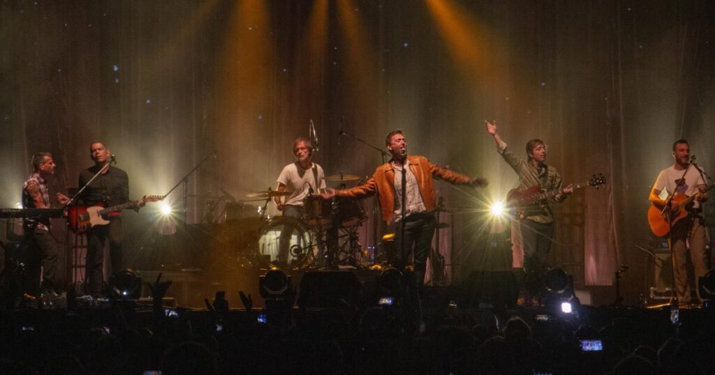 Dado Villa-Lobos e Marcelo Bonfá encerram tour "As V Estações" em grande show no Espaço Unimed