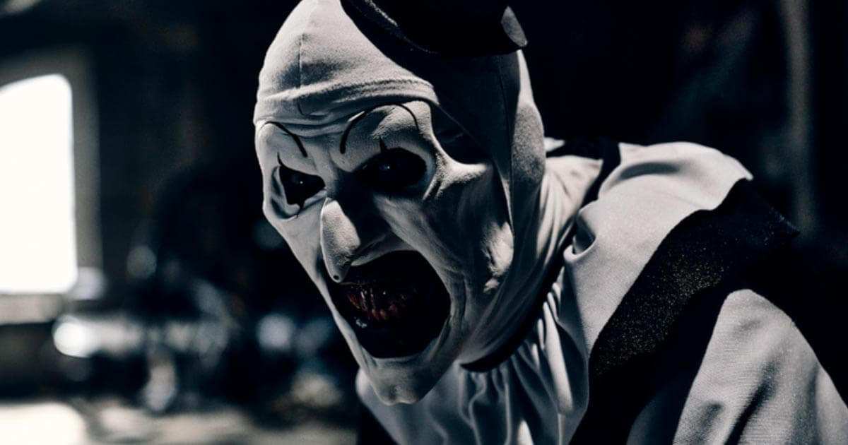 O aguardado filme Terrifier 3 chega aos cinemas brasileiros em 31 de outubro, noite de Halloween, e promete ser o capítulo mais brutal da franquia até agora. Sob a direção e roteiro de Damien Leone, o longa consolida a parceria de sucesso com o ator David Howard Thornton, que retorna para dar vida ao sádico e inesquecível palhaço Art. Com distribuição da Diamond Films, a produção chega cercada de expectativa e promete levar o horror a um novo patamar. Parceria de sucesso entre diretor e ator A história da franquia Terrifier começou a ganhar forma em 2016, quando Damien Leone escolheu David Howard Thornton para interpretar Art. Natural do Alabama, Thornton já tinha experiência como ator e dublador, mas foi ao vestir o macabro figurino do palhaço assassino que ele se destacou na indústria cinematográfica. Desde então, a parceria entre os dois se tornou uma marca registrada da série. Leone revelou em entrevista ao Capes and Tights que a escolha de Thornton foi instantânea. "Nós tínhamos visto cinco ou seis pessoas e eu não estava gostando. E aí David entrou na sala. A partir do momento que eu o olhei e ele deu um grande sorriso, eu pensei ‘esse é o meu cara!’", disse o diretor. Thornton conseguiu capturar a essência de Art com uma performance marcante e expressiva, características fundamentais para um personagem que nunca pronuncia uma única palavra. Uma história mais brutal e violenta Diferente dos filmes anteriores, que exploraram cenários de Halloween, Terrifier 3 transporta o público para uma atmosfera natalina sombria. A trama se passa cinco anos após os eventos do segundo filme, e mais uma vez acompanhamos Art em sua busca insaciável por vingança, enfrentando antigos e novos inimigos. Em declarações recentes à Empire, Thornton revelou que as cenas de violência foram levadas a um novo nível, testando até mesmo os limites do elenco. “Teve uma cena em particular que tive dificuldade de processar. Não quero entrar em detalhes, mas eu quase regurgitei”, comentou o ator, sugerindo que os fãs devem se preparar para momentos de horror explícito e perturbador. Uma trajetória de sucesso e sustos Desde que surgiu como uma pequena produção de terror independente, a franquia Terrifier cresceu significativamente, conquistando uma base fiel de fãs e se consolidando como um fenômeno cult do horror moderno. Parte desse sucesso se deve à habilidade de Damien Leone em equilibrar cenas chocantes de violência com um suspense bem construído, além da performance de Thornton como o palhaço Art, que rapidamente se tornou um dos vilões mais icônicos do gênero. Para Leone, a evolução de Art e da franquia é resultado de uma visão clara desde o início. "Sempre quis criar algo que fosse visualmente impactante e aterrorizante, e Art é a personificação disso", explica o cineasta. Com o terceiro filme, ele promete explorar ainda mais a psique doentia do personagem, aumentando o nível de tensão e sangue derramado. Estreia marcada para o Halloween O lançamento de Terrifier 3 na noite de Halloween não poderia ser mais simbólico. O feriado, conhecido pela tradição de fantasias e celebrações do medo, será o palco perfeito para o retorno de Art. A Diamond Films é a responsável por levar a produção para as telas de cinema em todo o Brasil, garantindo que os fãs de terror tenham uma experiência aterrorizante neste 31 de outubro. Para os admiradores do gênero, a promessa de um filme ainda mais violento e impactante é um convite irresistível. Terrifier 3 promete não apenas continuar a história do palhaço assassino, mas também desafiar os espectadores com cenas que podem marcar a mente de quem assiste.